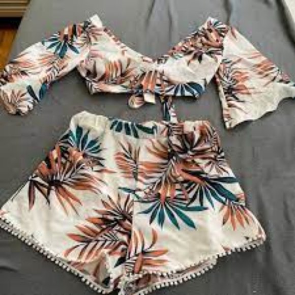 Tropical Plunging Crop Top & Pompom Shorts - Picture 3 of 12